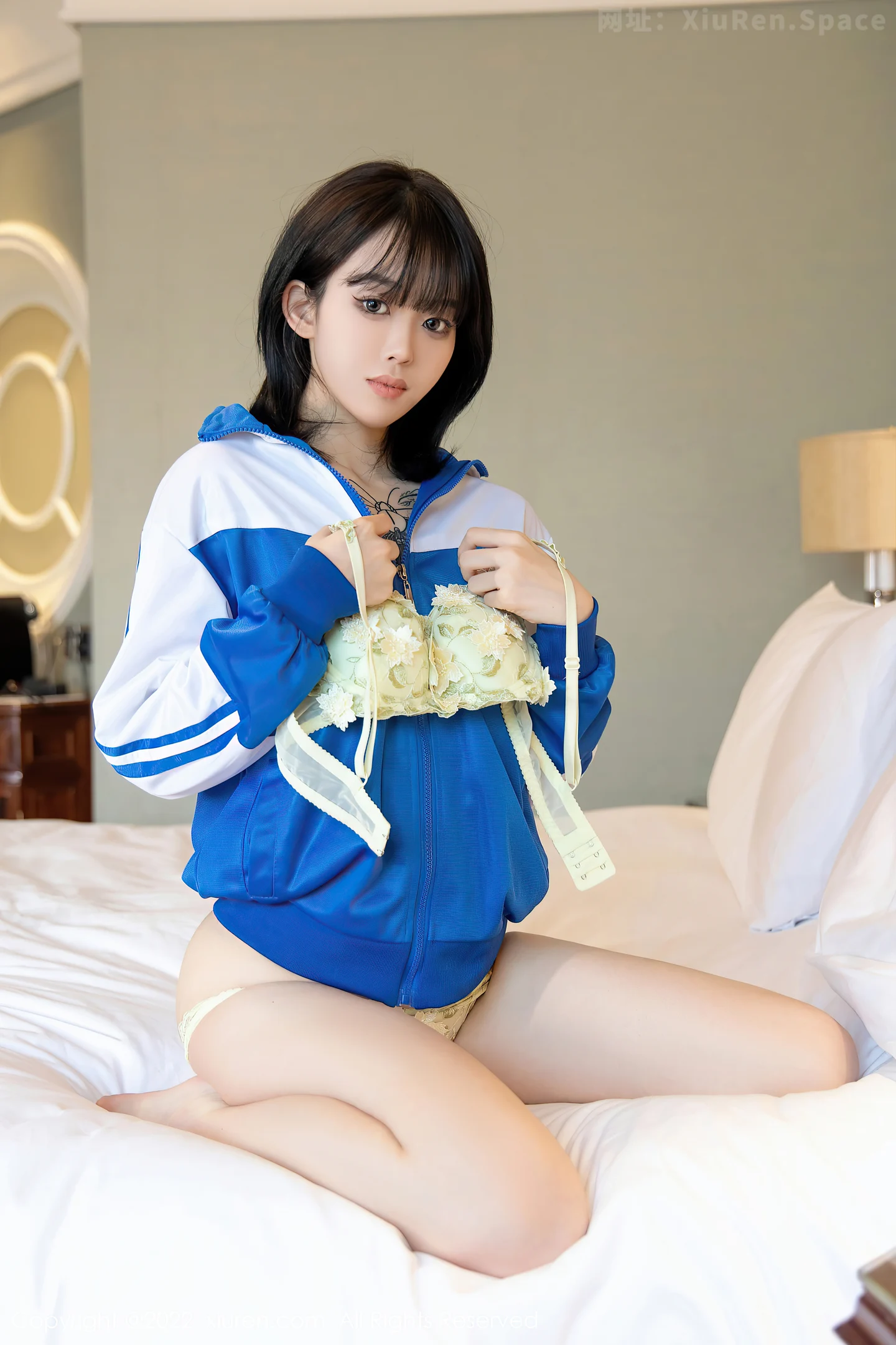 图片[3]-[XiuRen秀人网]VOL.4838 模特奶瓶私房半脱蓝白运动服露性感黄色内衣秀完美身材诱惑写真70P-秀人网官方网站